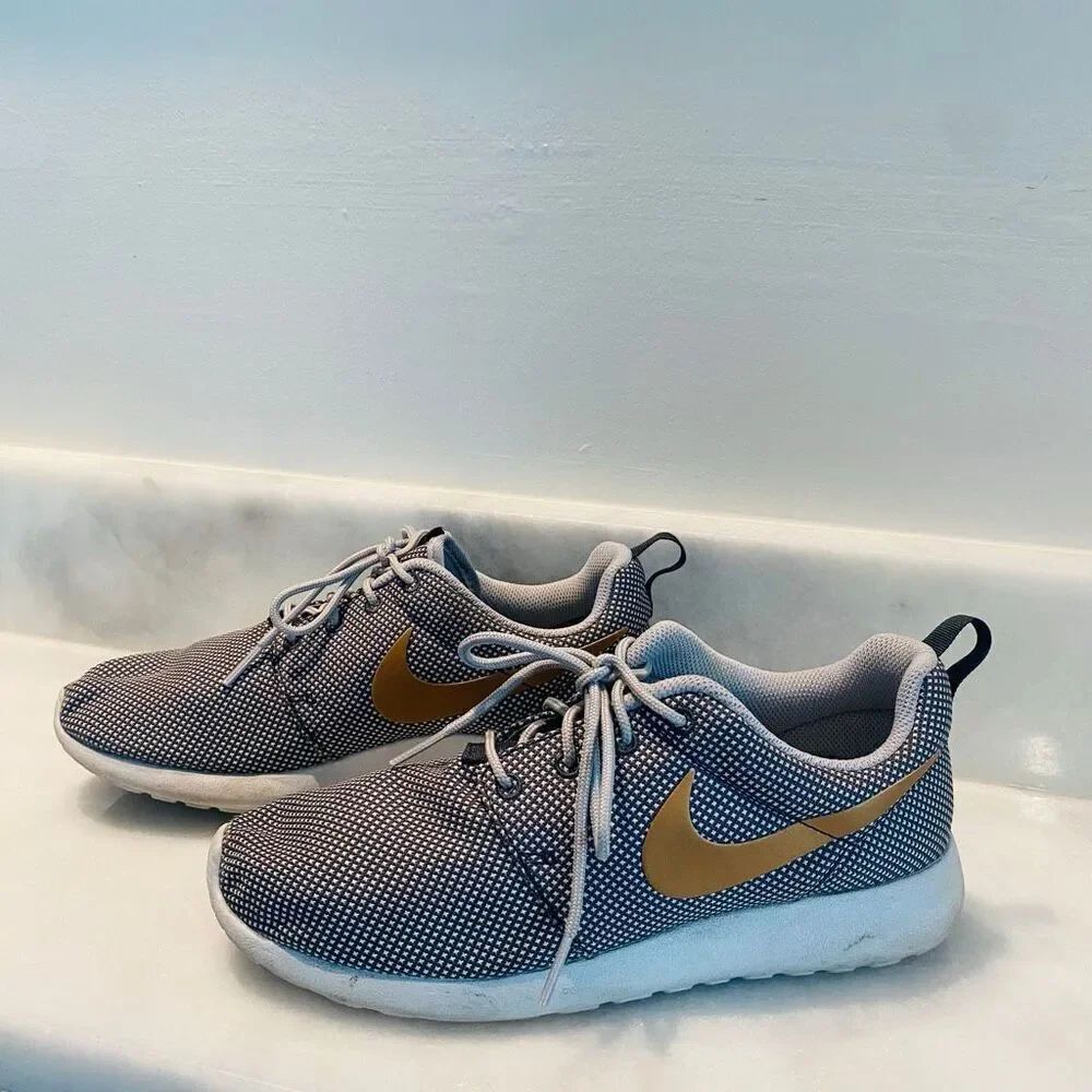 Nike Roshe One Lace Up Low Top Athletic Running Sneakers Gray Gold Size 7